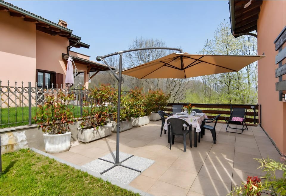 Property building, Balcony/Terrace, Living room