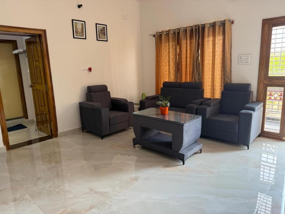 Communal lounge/ TV room, Living room, Seating area