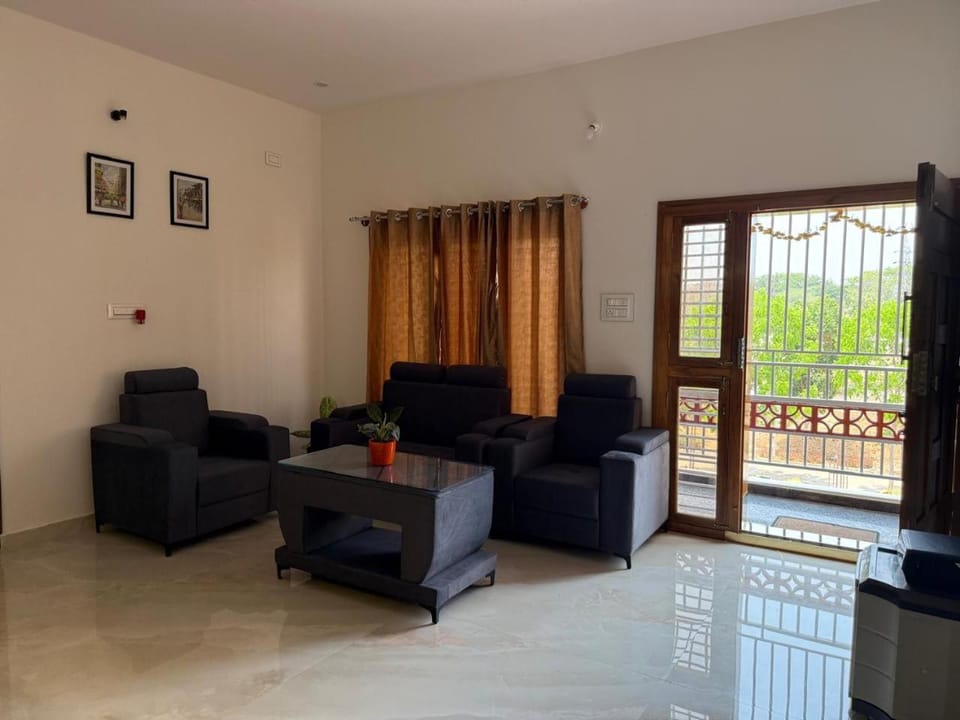 Communal lounge/ TV room, Living room, Seating area