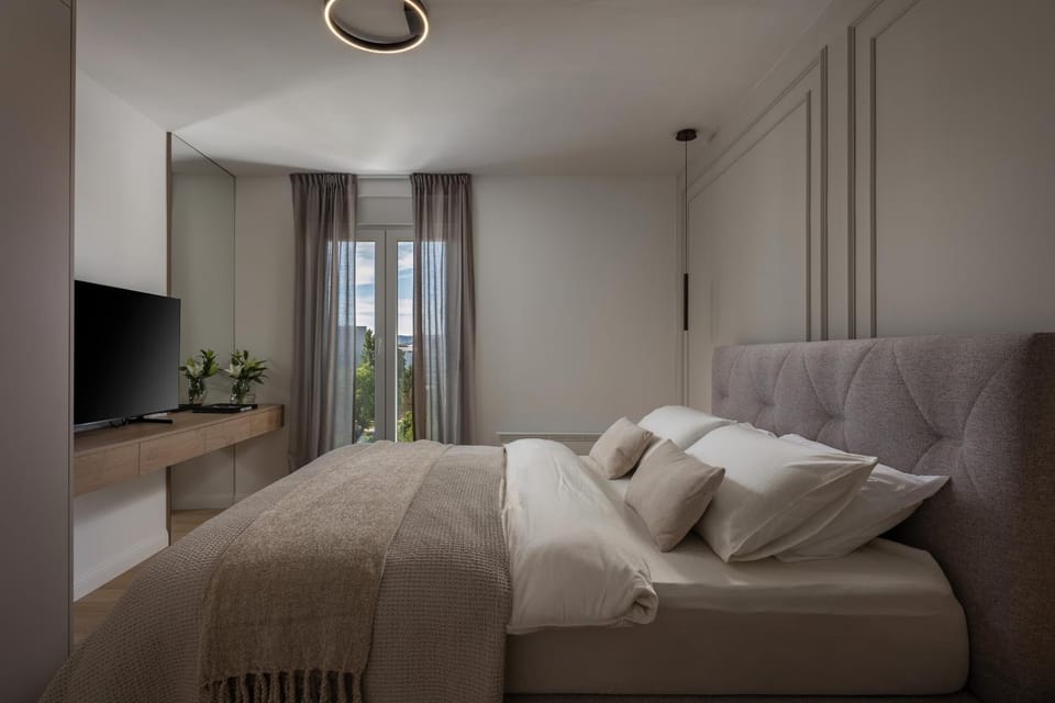 Bed, TV and multimedia, Bedroom