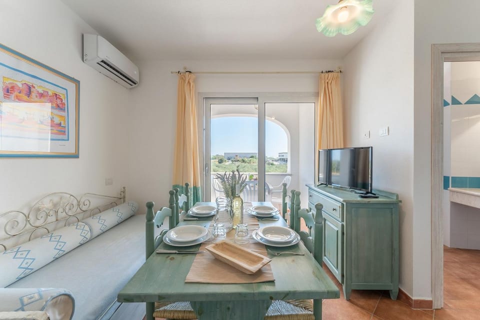 Communal lounge/ TV room, Bed, TV and multimedia, Living room, Dining area, Bedroom