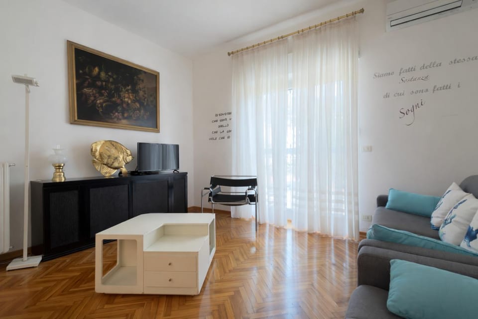 TV and multimedia, Living room, Seating area, air conditioner