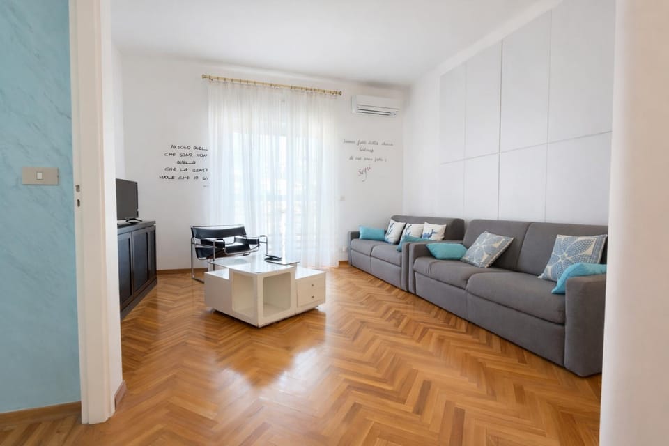 TV and multimedia, Kitchen or kitchenette, Living room, Seating area