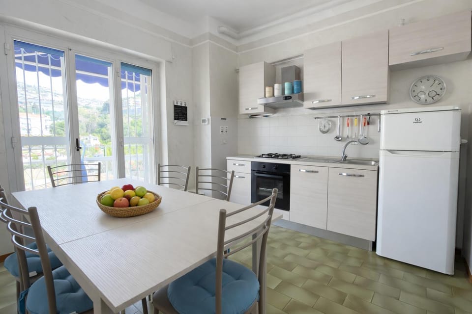 Kitchen or kitchenette, Food and drinks, Dining area, Food, dishwasher, minibar, oven, pet friendly, stove, toaster