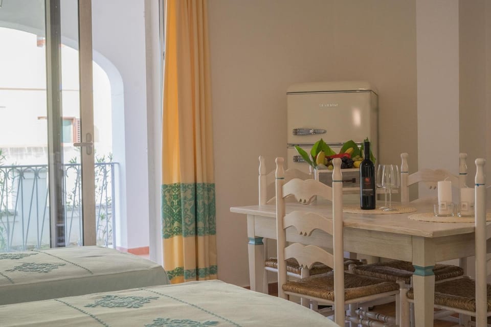 Restaurant/places to eat, Bed, Balcony/Terrace, Living room, Seating area, Dining area, Bedroom