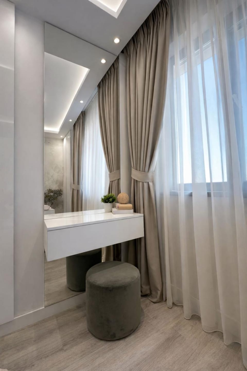 Stylish Retreat Apartment Near Mall Moldova free parking Apartment in Romania