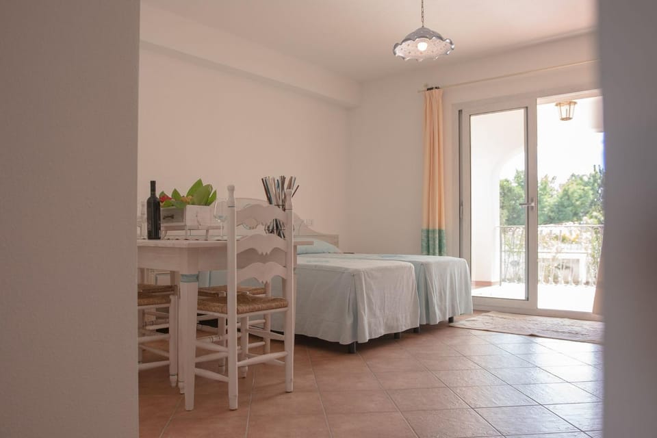 Communal lounge/ TV room, Bed, Living room, Photo of the whole room, Dining area