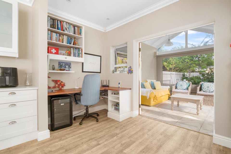 Patio, Library, TV and multimedia, Kitchen or kitchenette, Seating area