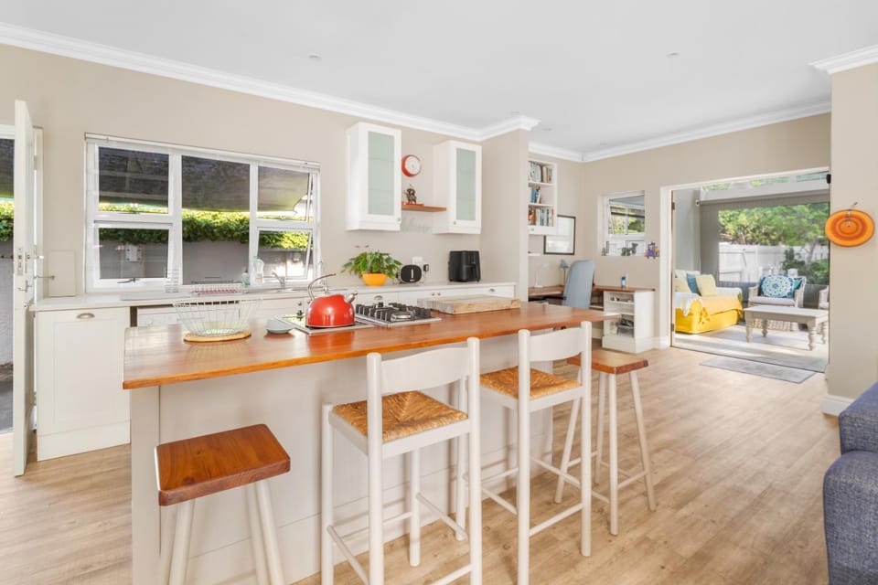 Coffee/tea facilities, Kitchen or kitchenette, Living room, Seating area, Dining area, dishwasher, oven, stove, toaster