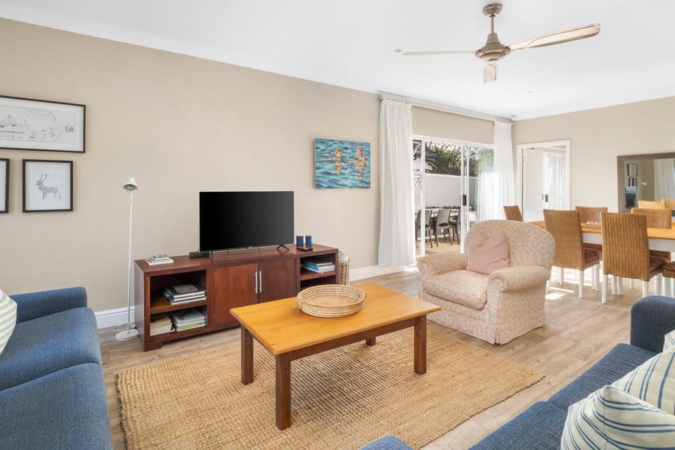 Communal lounge/ TV room, TV and multimedia, Living room, Seating area, Evening entertainment