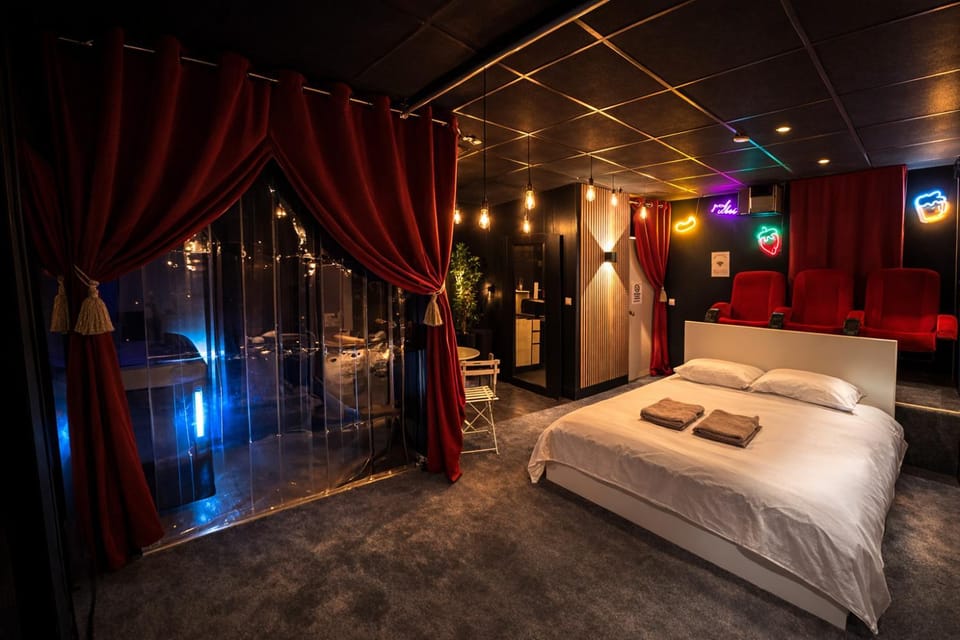 Cinéma et jacuzzi privatif, Bordeaux Apartment in Bordeaux