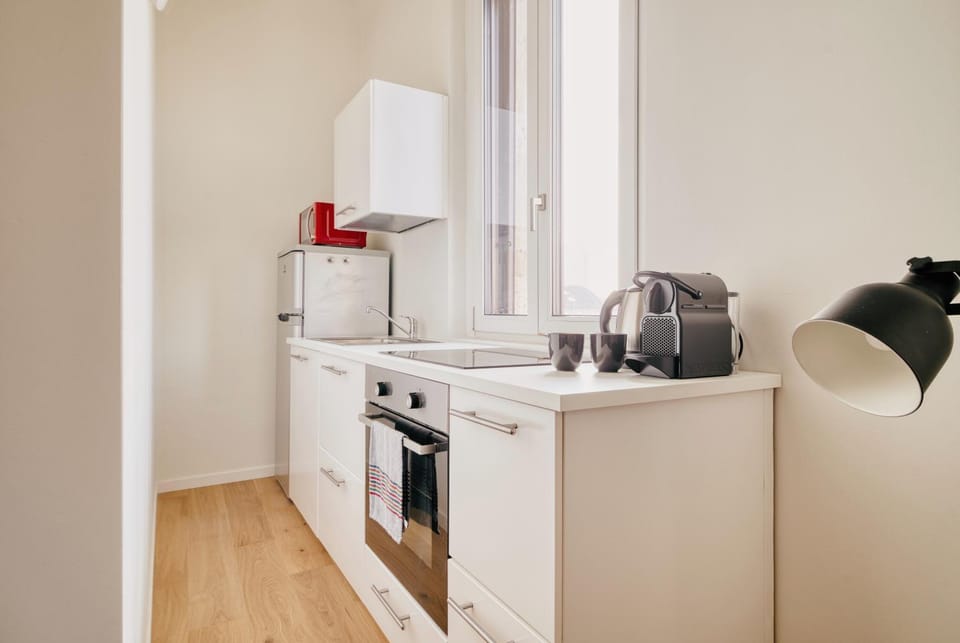 Coffee/tea facilities, Kitchen or kitchenette, stove