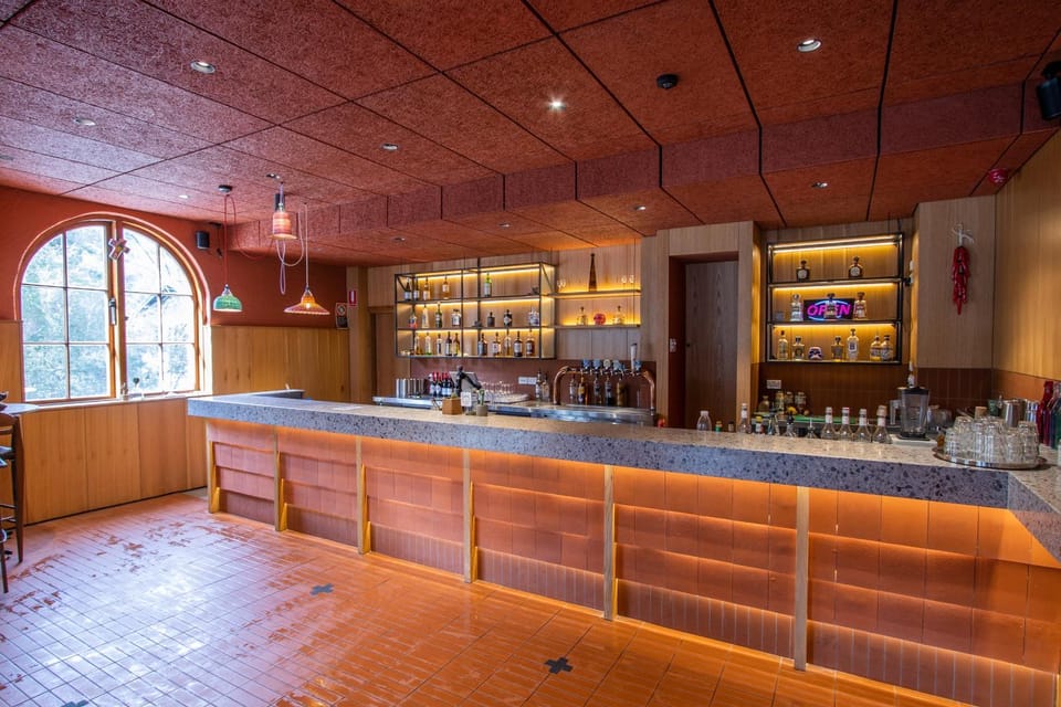 Restaurant/places to eat, Lounge or bar