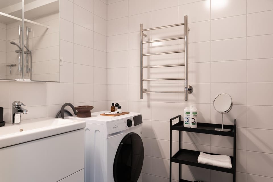 Guestly Homes - Central Smart Studio Apartment in Sweden