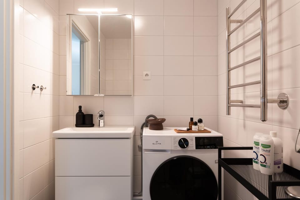 Guestly Homes - Central Smart Studio Apartment in Sweden