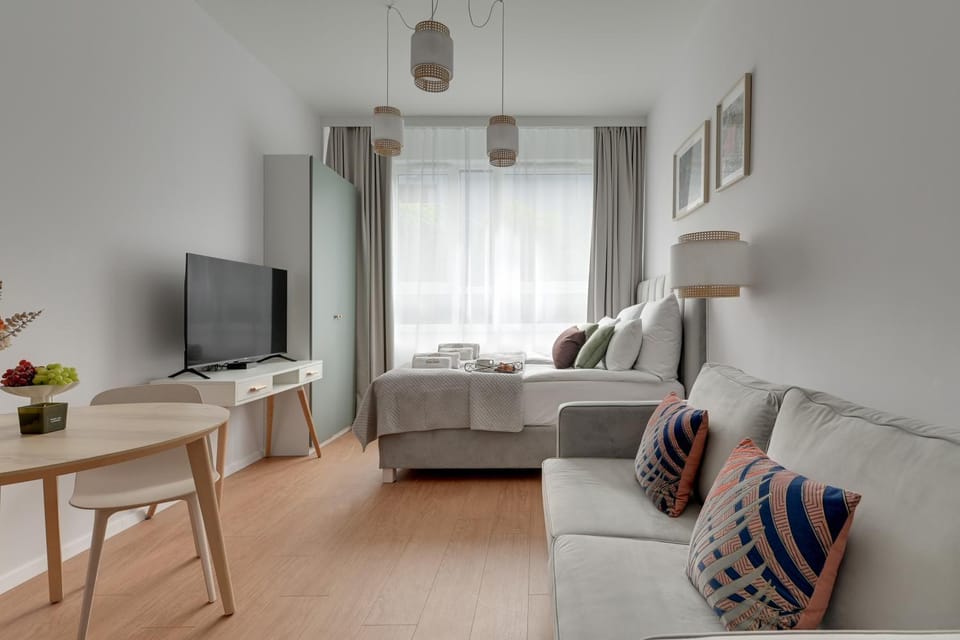 Bed, TV and multimedia, Living room, Photo of the whole room, Seating area, Bedroom