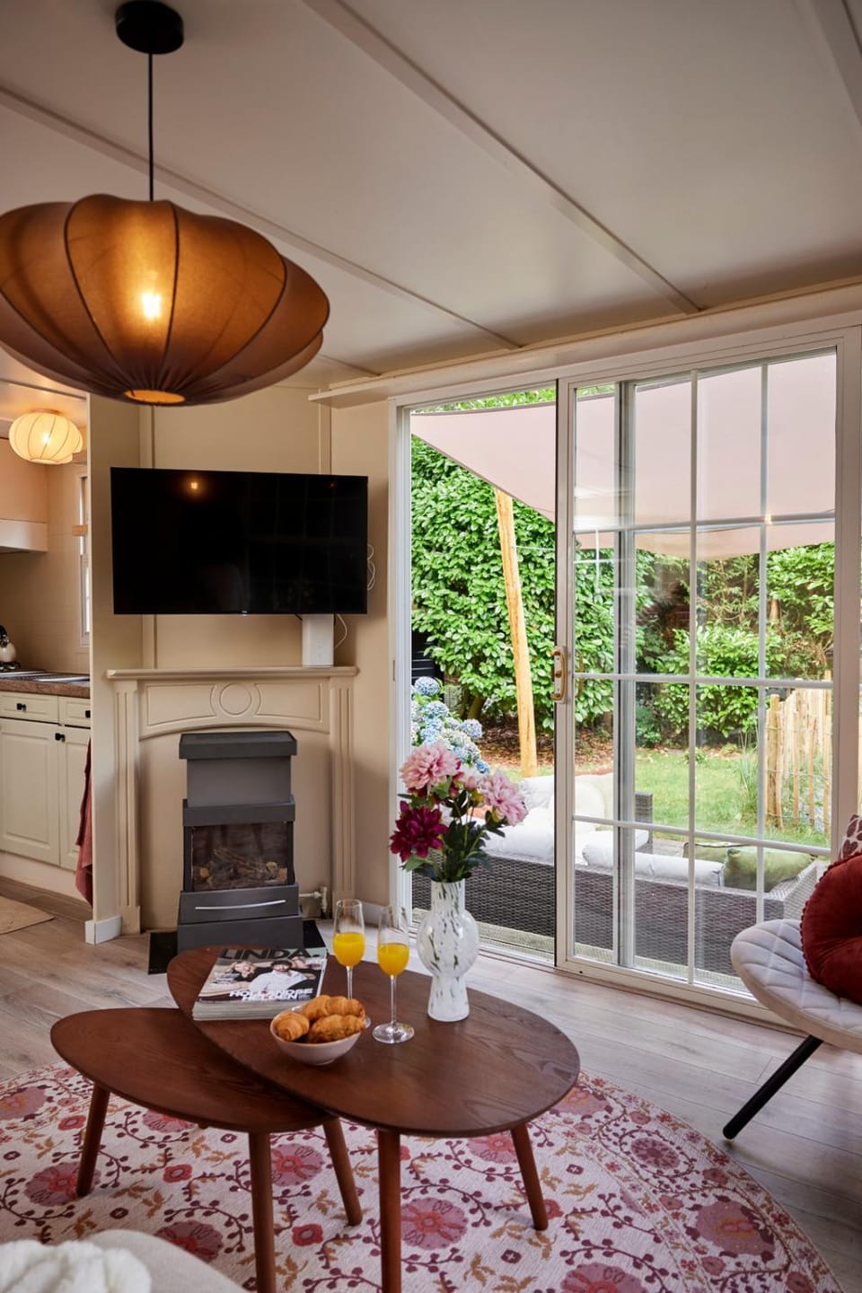 TV and multimedia, Living room, Seating area, Garden view