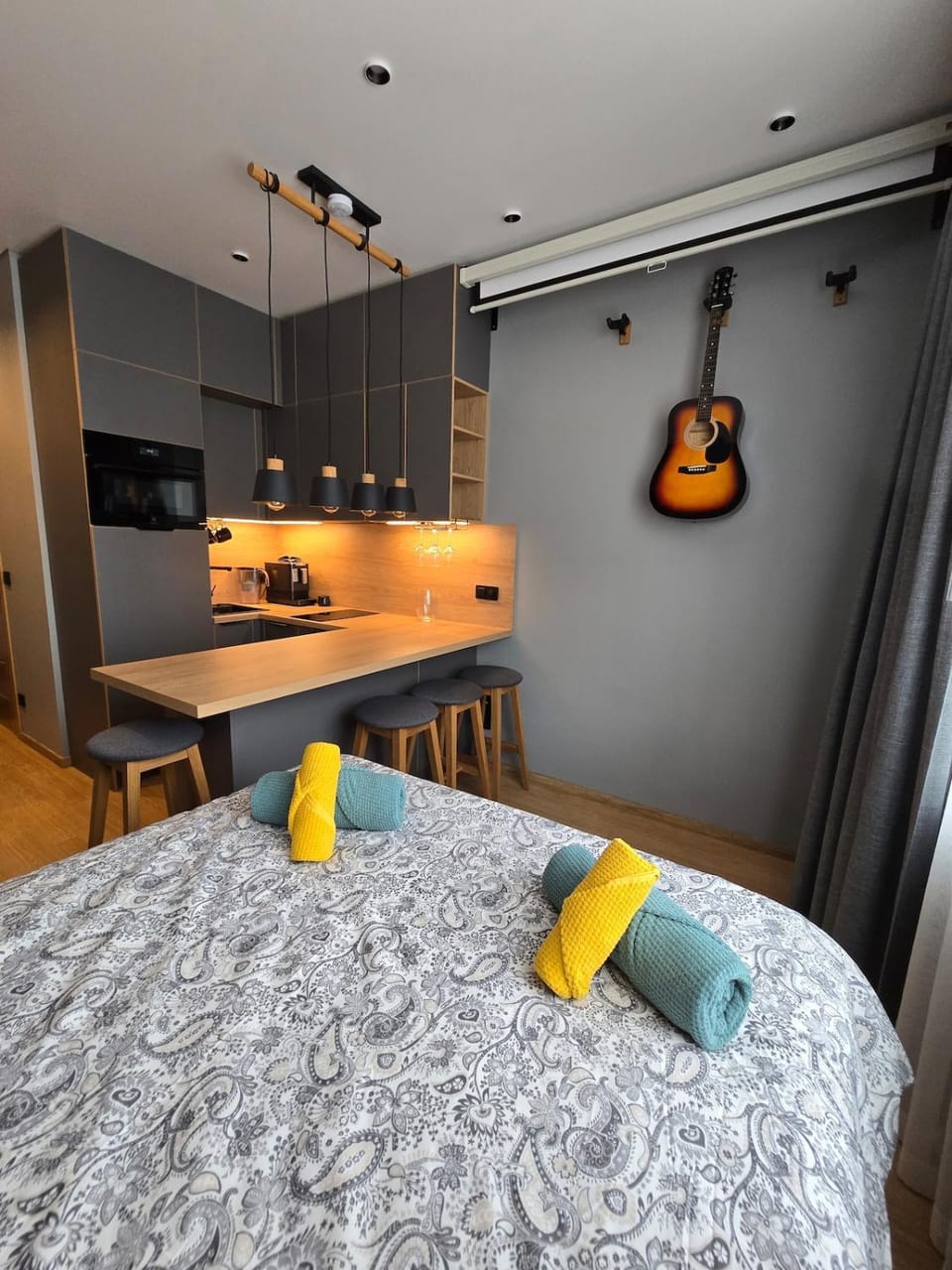 Photo of the whole room, stove, towels