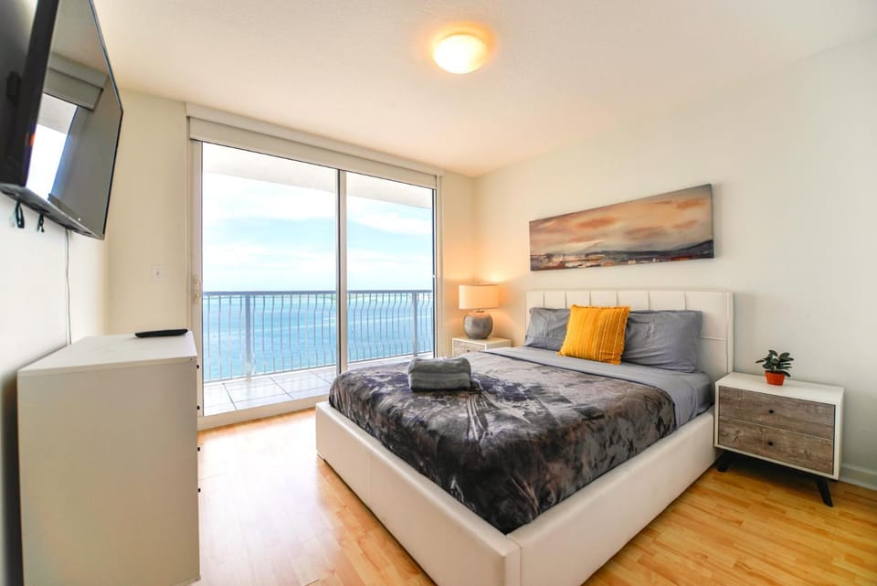 Bed, TV and multimedia, Bedroom