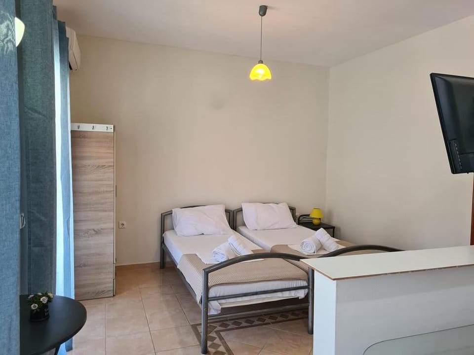 Bed, TV and multimedia, Photo of the whole room