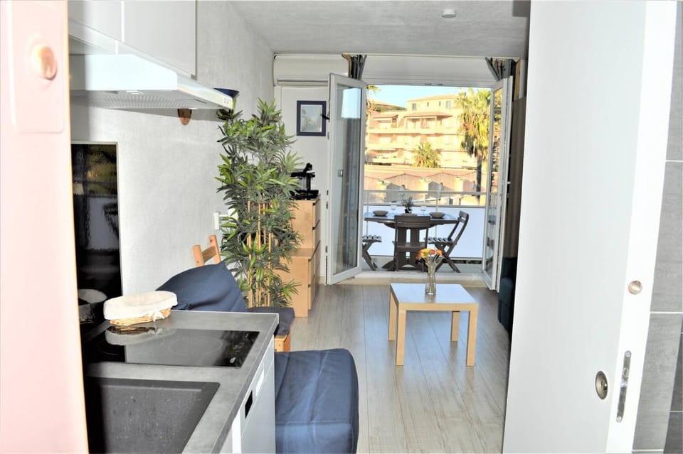 Kitchen or kitchenette, Seating area, Dining area