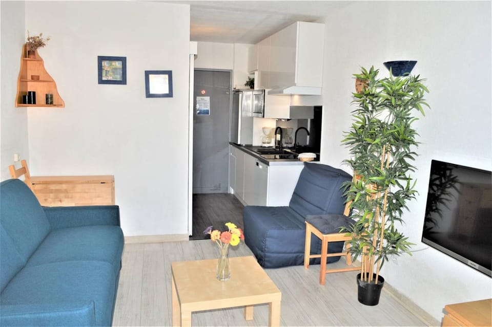 TV and multimedia, Kitchen or kitchenette, Living room, Seating area, Dining area, oven