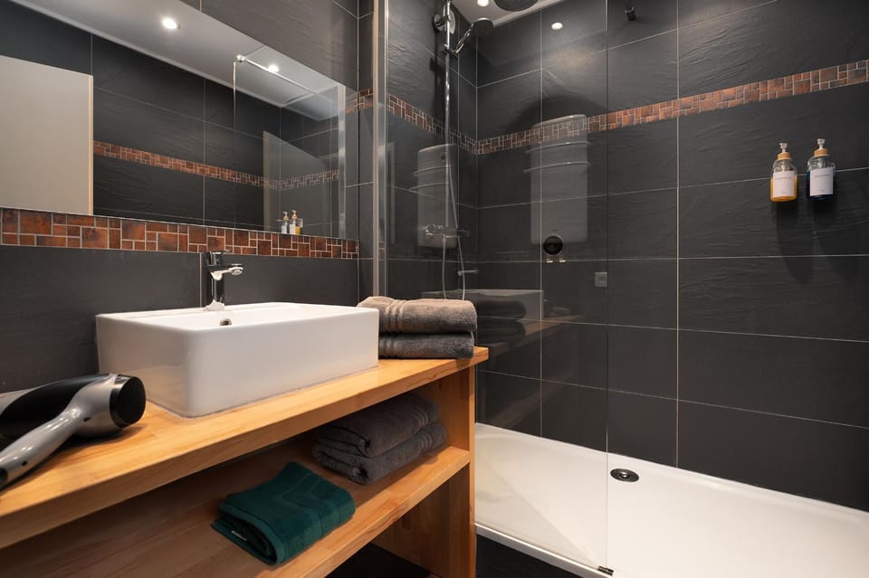 Bathroom, towels