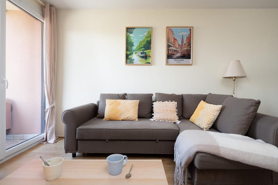 Living room, Seating area, internet, air conditioner