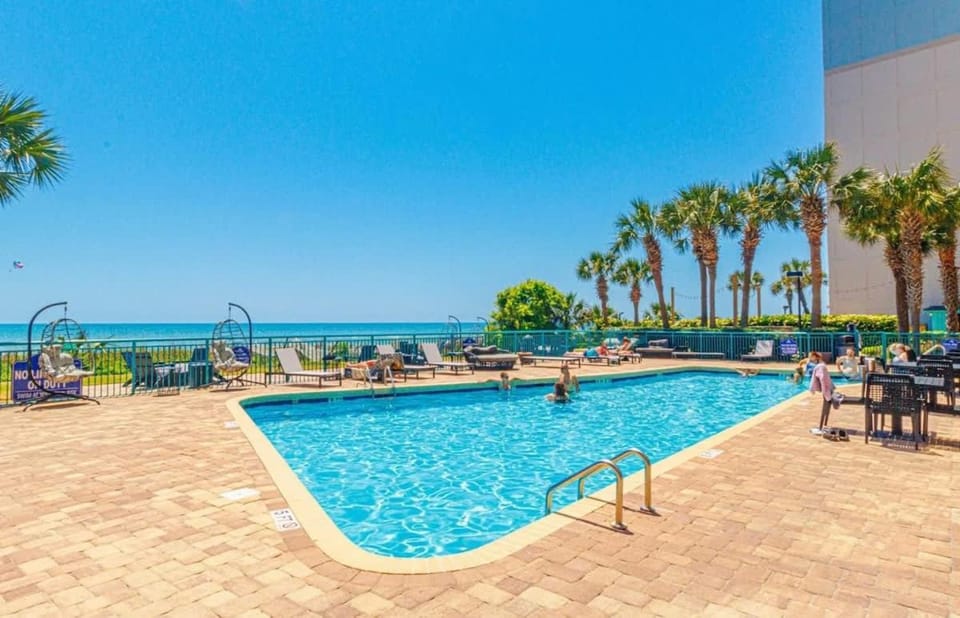 Coastal Oceanfront 1bd pool and hot tub Apartment in Myrtle Beach