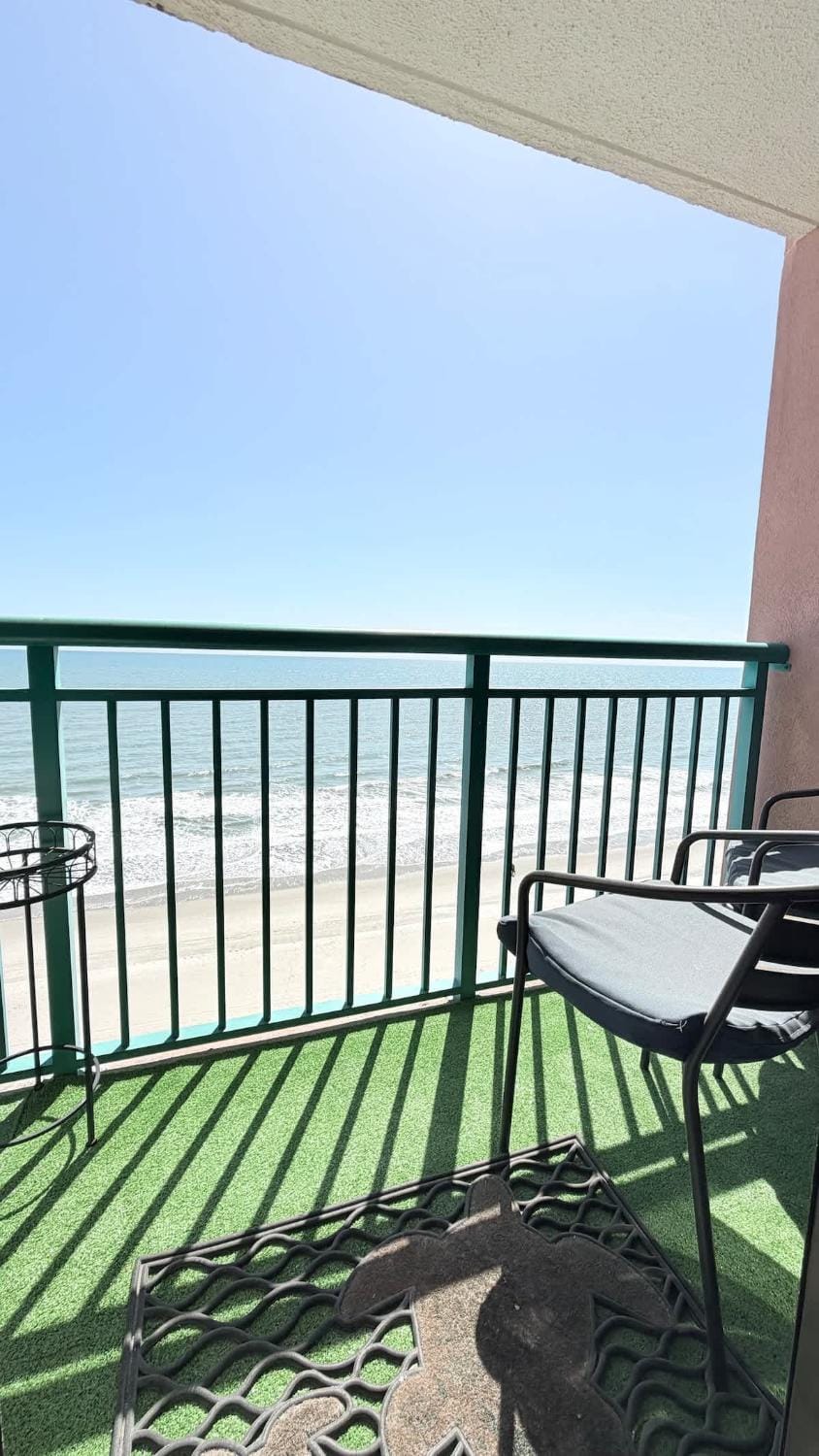 Coastal Oceanfront 1bd pool and hot tub Apartment in Myrtle Beach
