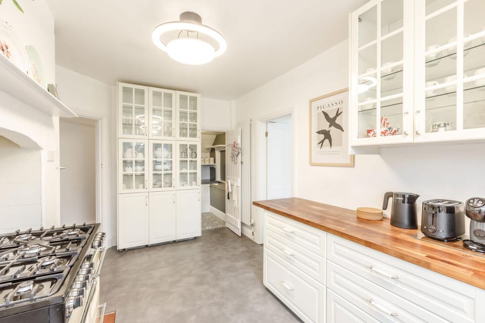 Coffee/tea facilities, Kitchen or kitchenette, stove