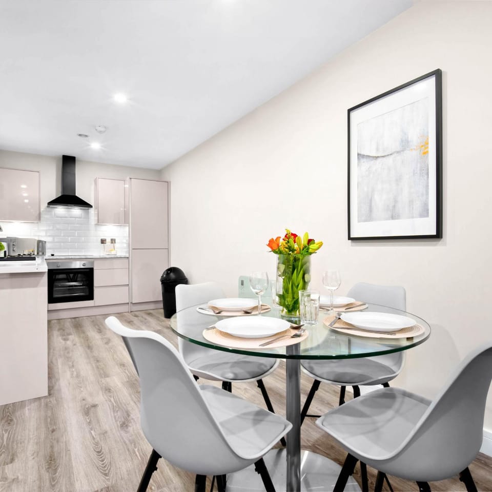 Kitchen or kitchenette, Dining area