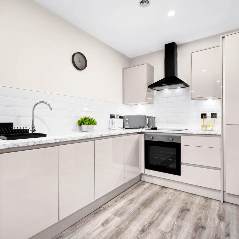 Kitchen or kitchenette, dishwasher, stove