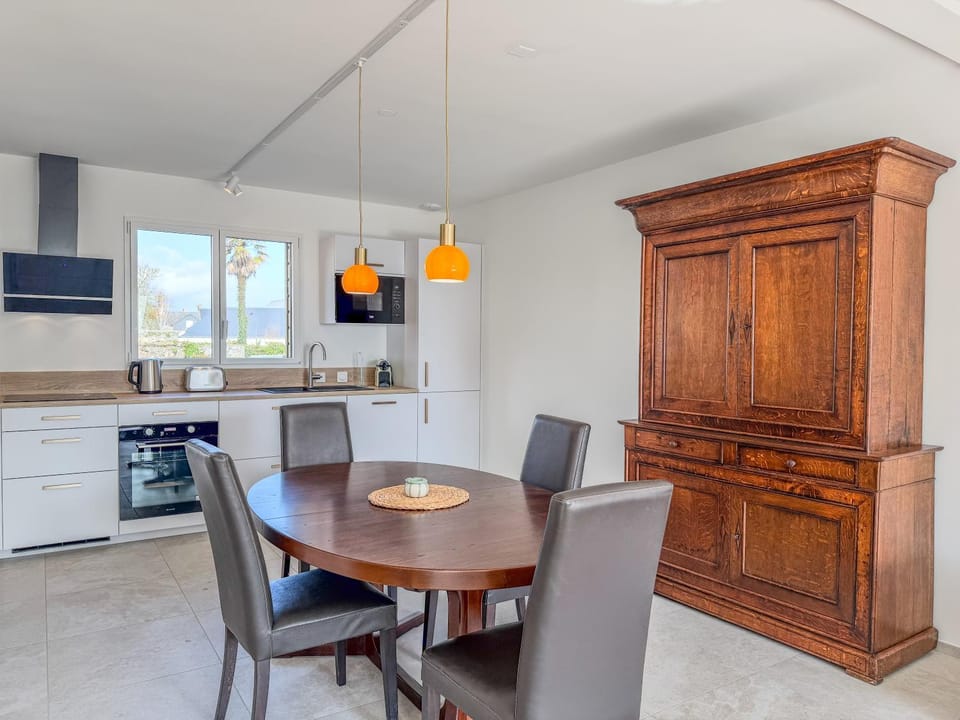 Kitchen or kitchenette, Dining area, oven