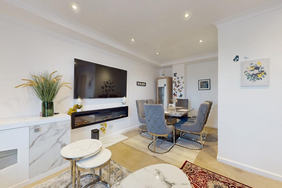 Modern 2BR Flat 6-Min Walk to Hounslow East Tube Apartment in Isleworth