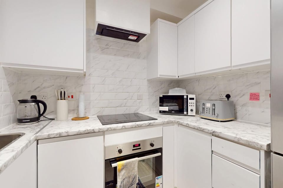 Modern 2BR Flat 6-Min Walk to Hounslow East Tube Apartment in Isleworth