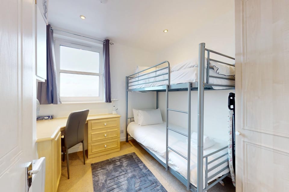 Modern 2BR Flat 6-Min Walk to Hounslow East Tube Apartment in Isleworth
