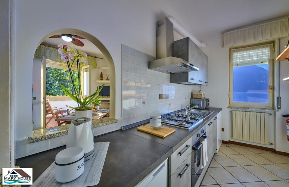 Kitchen or kitchenette, dishwasher, minibar, stove