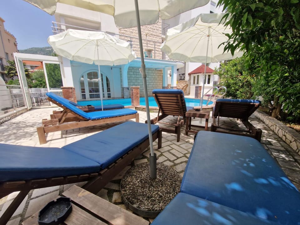 Property building, Swimming pool, sunbed