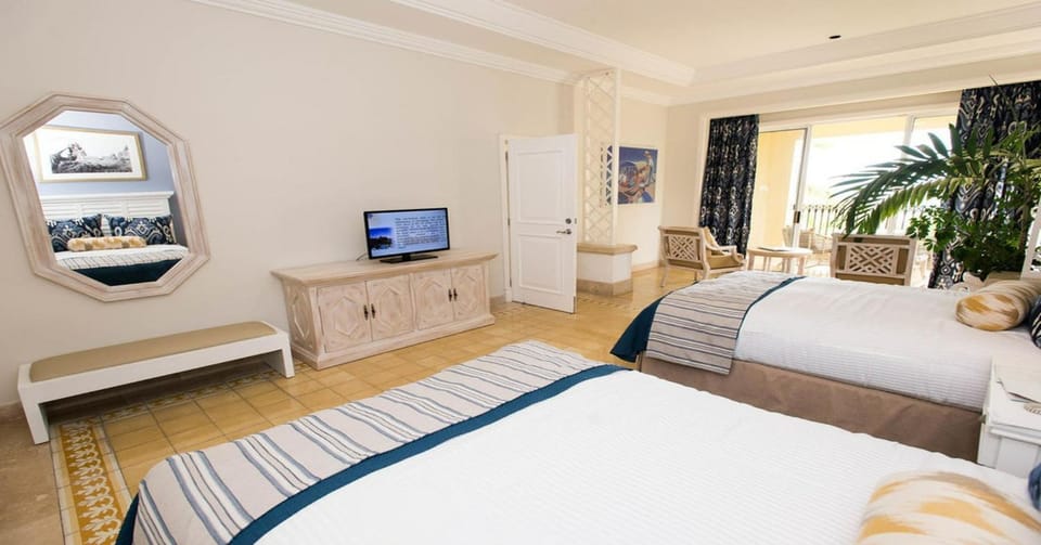 Bed, TV and multimedia, Photo of the whole room, Seating area, Bedroom