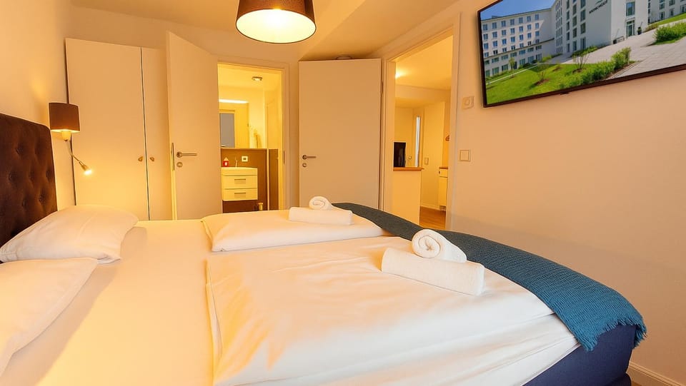 Bed, TV and multimedia, Bedroom, wardrobe