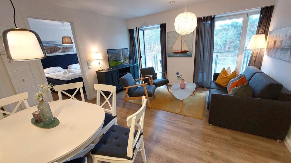 TV and multimedia, Living room, Seating area, Dining area