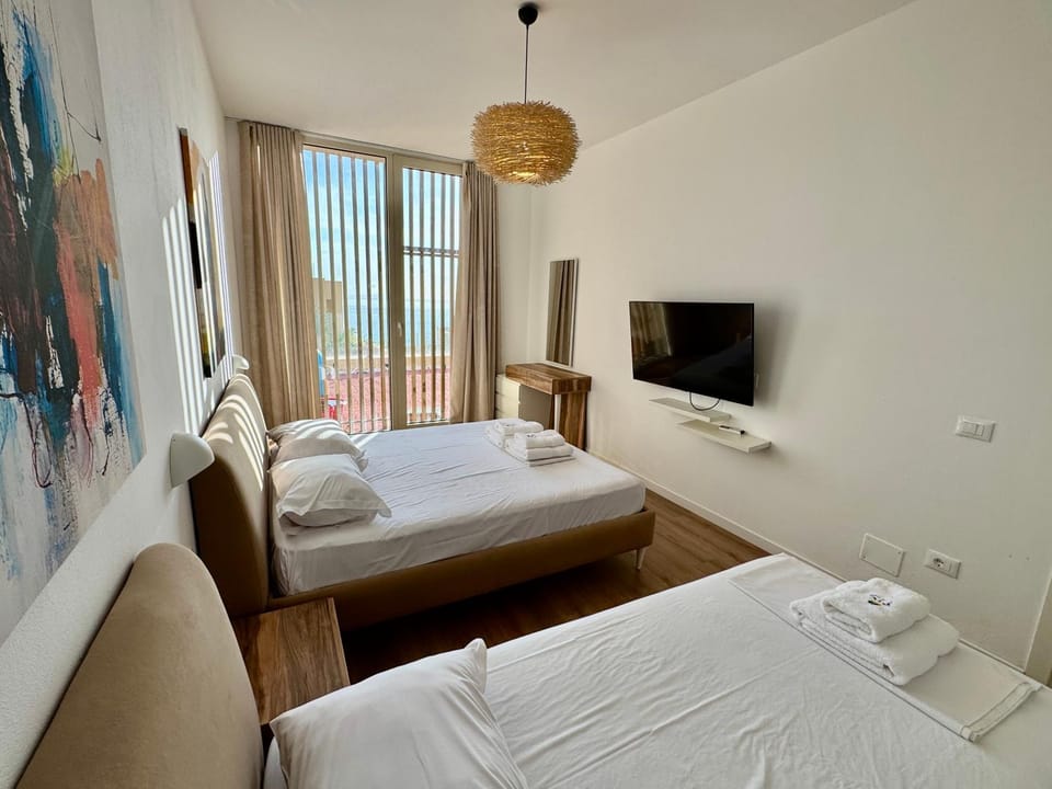 Bed, TV and multimedia, Bedroom, towels