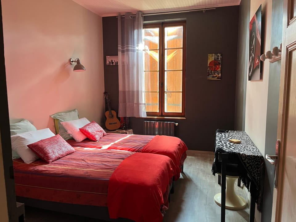 Bed, Photo of the whole room, Bedroom