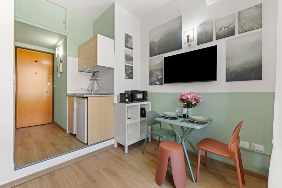 TV and multimedia, Kitchen or kitchenette, Living room, Seating area, Dining area, heating, internet, microwave, oven, stove, air conditioner
