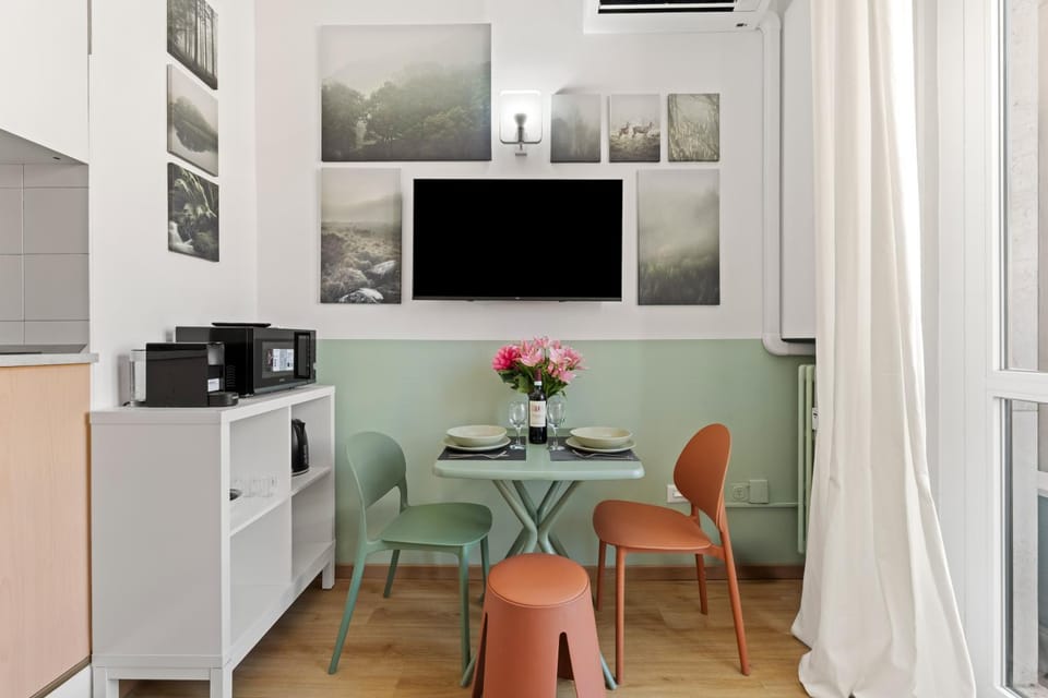 TV and multimedia, Coffee/tea facilities, Kitchen or kitchenette, Living room, Seating area, Dining area, heating, internet, microwave, air conditioner