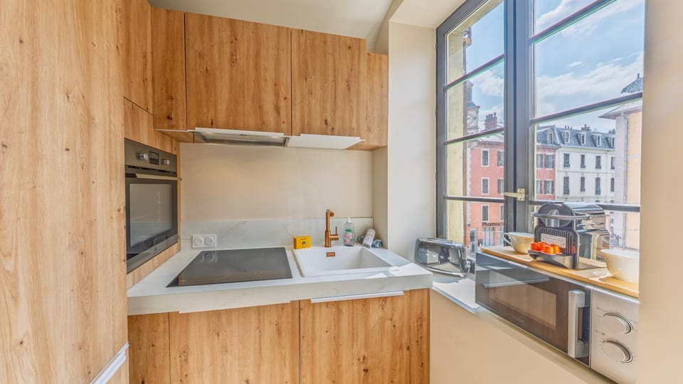 Kitchen or kitchenette, Food and drinks, Food, oven, stove