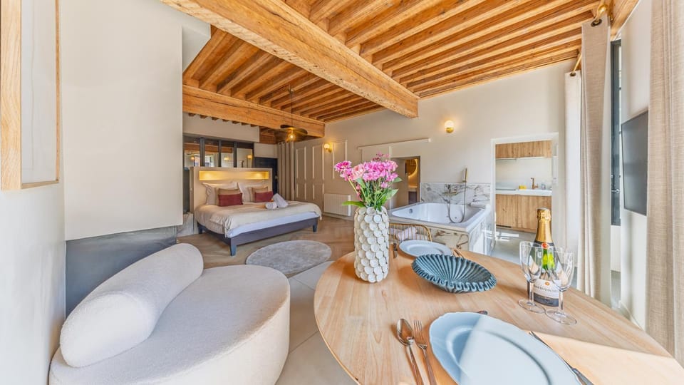 Bed, Photo of the whole room, Dining area, Bedroom