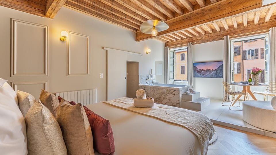 Bed, TV and multimedia, Photo of the whole room, Bedroom