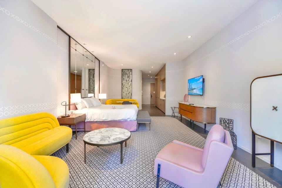 Bed, TV and multimedia, Seating area